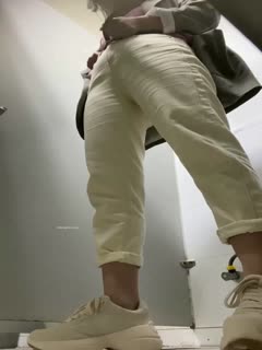 自拍,偷拍,泄密《极品CP⚡正版购买》商场女蹲厕针孔全景偸拍多位少女方便~有美女有美鲍~逼脸同框私处清晰可见（new）_3