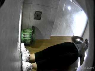 自拍,偷拍,泄密九月最新流出国内厕拍大神❤️潜入酒吧女厕开着小电筒偷拍小姐姐尿尿第5季洛丽塔打扮嫩妹子没想到下面毛这么多