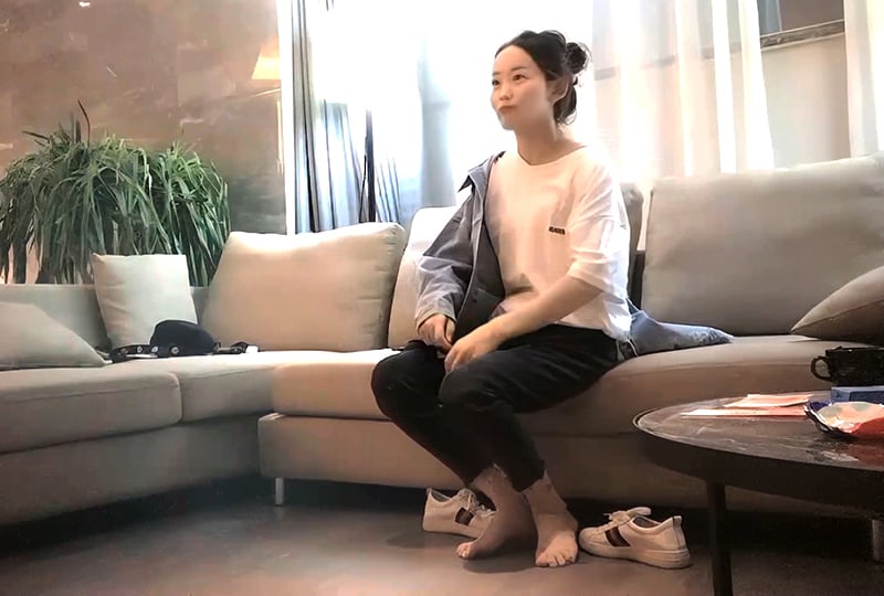 国产自拍撕开丝袜玩弄00后眼镜小萝莉!