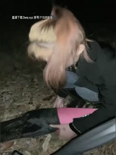 国产直播【骚劲小妖精】驾车带着挺嫩金发妹子山上玩，脱光光瑜伽垫上大黑牛玩弄，插入震动玩到天黑再下山