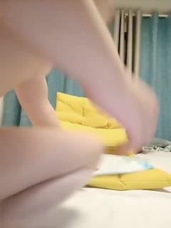 国产直播18岁的乖乖--麦麦的秘密❤️：ooo爸爸，爸爸，给我用力爸爸，好爽。眼神清澈的邻家女孩，性玩具一大堆，想用哪根就用那根，开心骑乘奔赴高潮！