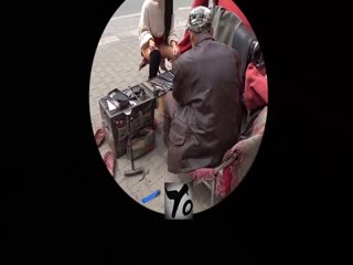 自拍,偷拍,泄密极品露出 大爷这鞋能修吗 多少钱 大姐闹市街边修鞋 边唠嗑边露出鲍鱼还紫薇 不知能不能唤醒大爷多年未用的老枪
