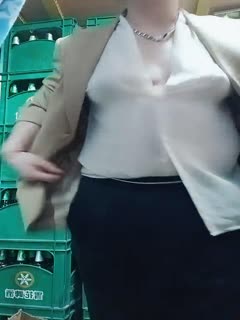 国产直播超市老板娘深夜发骚，真空上阵跟狼友互动撩骚听指挥，漏奶子还不够还要看逼逼，脱光了用啤酒瓶子插穴真刺激