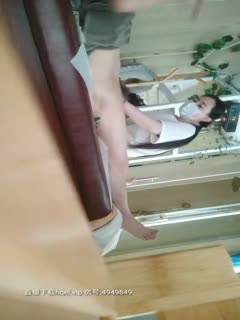 自拍,偷拍,泄密眼镜骚男小保健按摩完再让妹子打飞机，漂亮妹子撩起衣服舔白皙奶子，抹上精油撸管高潮射精