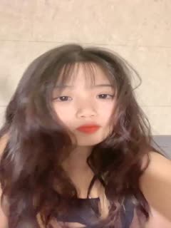国产直播甜美新人00后妹子，黑丝沙发带个薄眼罩，主动特写掰穴逼逼粉红粉嫩蝴蝶逼