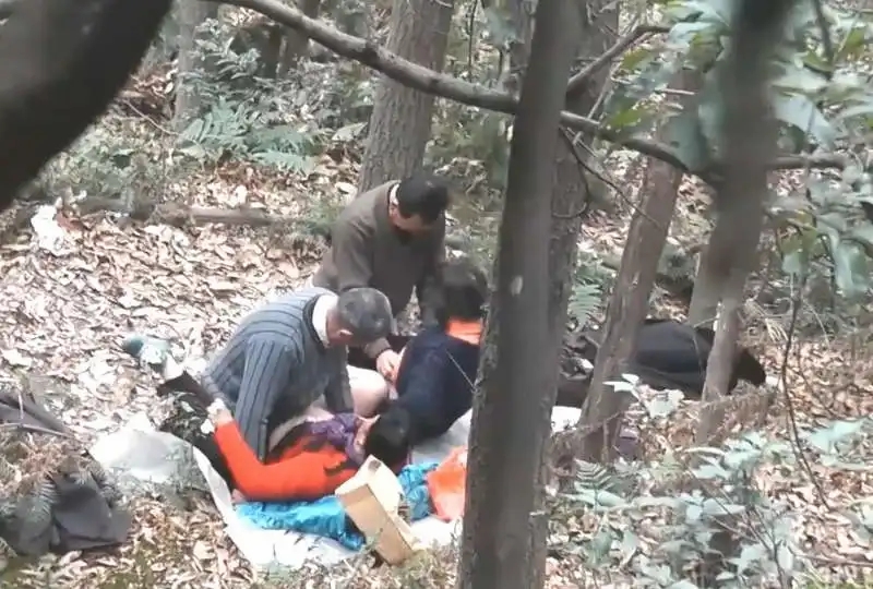 国产自拍年过50性欲旺盛的大妈大叔在深山中泄欲
