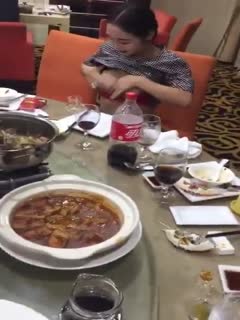 国产自拍高颜值奶韵味少妇，奶发骚，餐馆里喷奶在杯子里，这也是一个虎娘们，母爱泛滥，见人就喂奶！