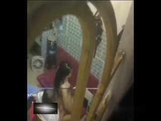 国产自拍窗外窺視工友強子和他臭美媳婦沙發打炮_GC935SDA