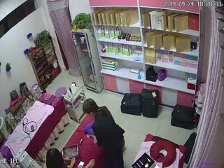 自拍,偷拍,泄密【美容院偷窥】2019年9月24日最新摄像头偷窥美容院-奶子也拔罐-好多大白奶子