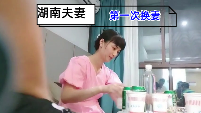 国产自拍【湖南夫妻第一次换妻】为了打消尴尬，老婆拉着老婆先来一次舌吻舔穴，缓解尴尬