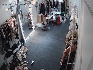 自拍,偷拍,泄密《监控㊙️破解入侵极品》潮牌服装店真实记录风韵犹存气质老板娘日常试穿店内衣服一对车大灯太极品了看硬好几次完整版(1)