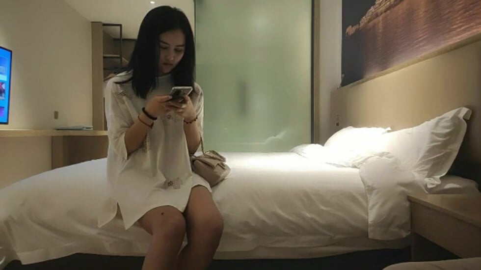 国产自拍小马寻花约白衣外围妹子,蹲着深喉口交,后入撞击啊啊叫操的受不了