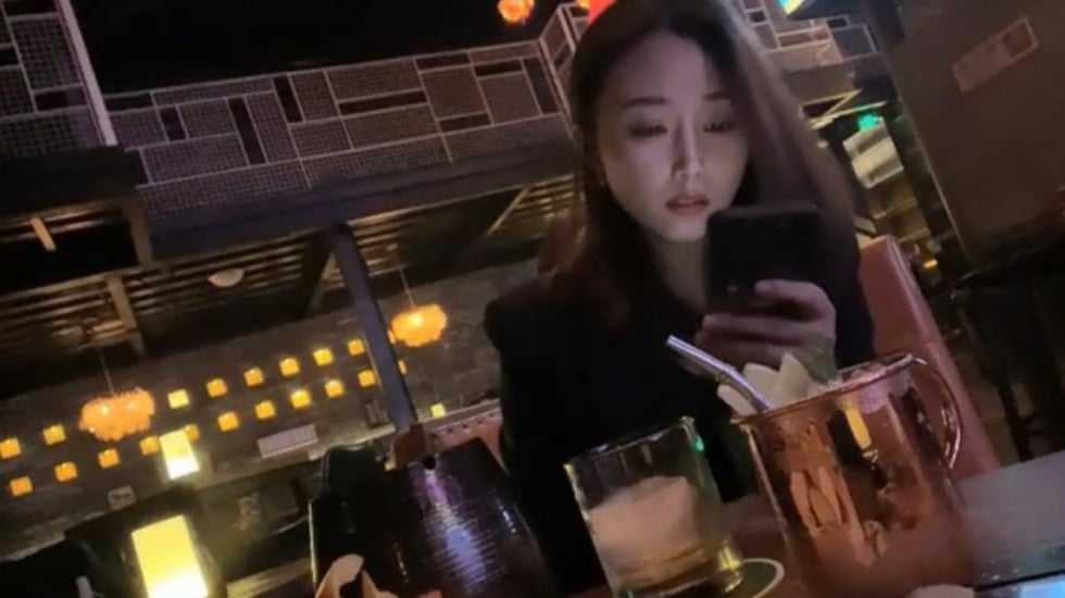 国产自拍帅哥酒吧钓了个颜值超高的美女,带回酒店灌酒让她喝多趁机上了她