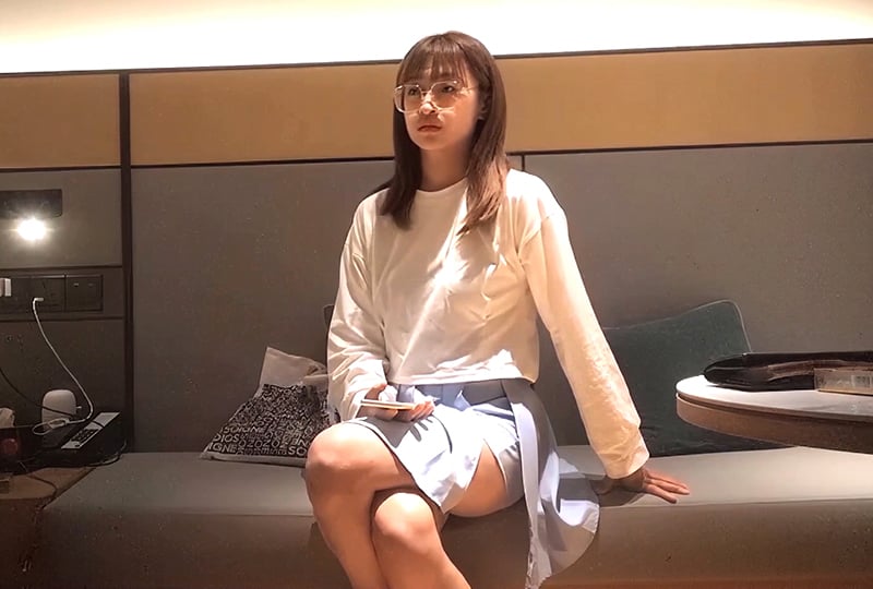 国产自拍酒店约操清纯眼镜娘!