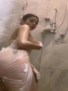 国产自拍高颜值小美女，魔鬼身材性感肥臀丰满的胸，搓个澡也要发骚，太骚了