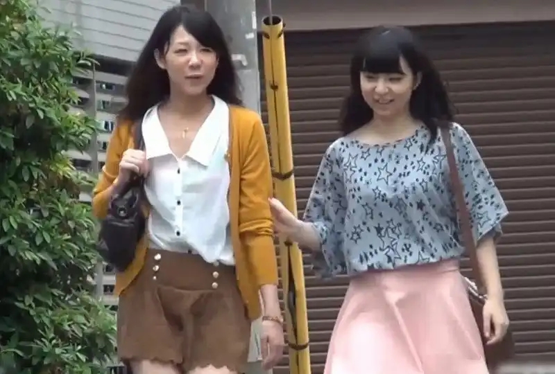 国产自拍连拍2对美少妇内急难耐花式尿尿