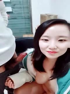 国产直播【外卖店老板娘真空装上阵】开着店门偷偷播漏出奶子揉捏勾搭小哥激情啪啪关上门就开干口交大鸡巴后入抽插的!