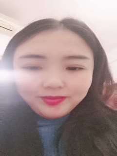 国产直播迷人的大宝贝上着班也要陪狼友发骚，刺激到受不了办公桌前漏出诱人的大奶子，上个厕所也要展示揉奶玩逼尿尿