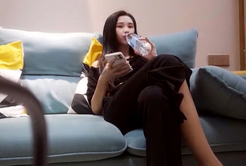 国产自拍大爷叫妹子出来边做爱边直播!