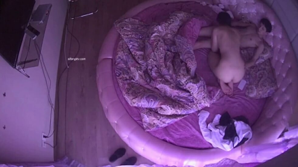 麻豆AV360摄像头家庭小旅馆情趣圆床偷拍站街女带了几个不同的嫖客回来嫖宿