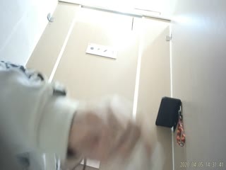 自拍,偷拍,泄密最新商城厕所双镜头TP超级漂亮的大眼学生妹嘘嘘