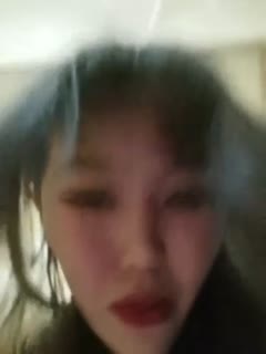 国产自拍雪儿r粉躲在男厕塞着跳蛋自慰，伺机勾引路人干一次就要5