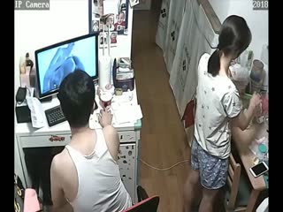 自拍,偷拍,泄密【稀缺摄像头】黑客破解家庭摄像头偷拍❤️知识分子模样小两口客厅看黄片调情情不自禁搞起_1