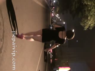自拍,偷拍,泄密齐逼短裙美女夜市憋不住路边草坪小解