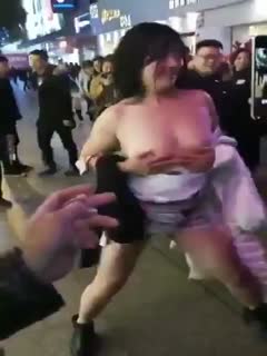 国产自拍灯红酒绿的商业街下惊现一女孩露出揉奶，展现美丽的肌肤乳房，还伸手去逼里，围观群众小孩大人都有，女孩吃错药