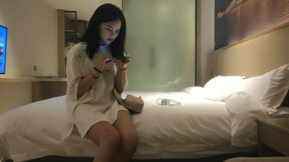 国产自拍小马寻花约操漂亮美女,深喉口交后入撞击啊啊叫操的受不了