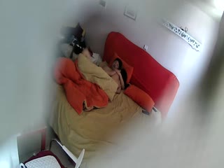 国产自拍年轻漂亮的长发美女和男友宾馆开房,美女正玩“吃鸡”游戏和别人语音时被男友强插啪啪,边说边呻吟,干了2次!
