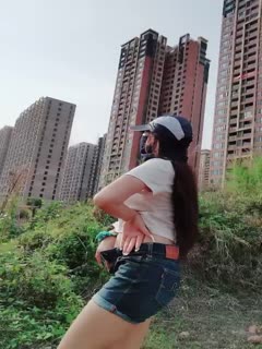 国产直播在家憋不住的两个骚逼出来发骚，单元楼下漏出骚奶子诱惑狼友，蹦起了野迪精彩刺激奶子坚挺互相摩擦不要错过