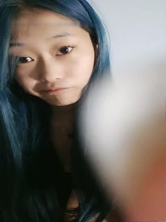 国产直播蓝发妹子道具自慰床上张开双腿按摩器头部插入呻吟娇喘诱~人很是诱惑喜欢不要错过