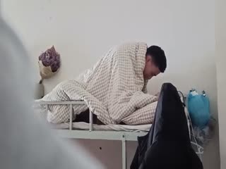 自拍,偷拍,泄密【新瓜小酌】女的跑去男生宿舍，二话不说直接开干，全然不顾宿舍还有两个男舍友[无水原版]