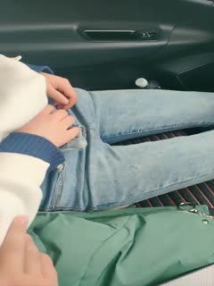 国产直播非常有才的男主播冒充抖音主持茶园套路正在摘野菜乳臭未干的高二学妹到车上啪啪，对白非常精彩