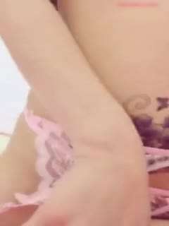 国产自拍性感漂亮的姐姐自慰不满足想要被操偷偷掀开表弟被子吃硬JJ后坐上面淫叫