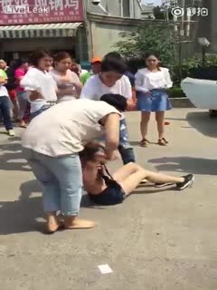 国产自拍原配组团暴打小三小区门口人来人往大街上把衣服扒光专门往脸上扇打的太狠了边打手机边录方言对白