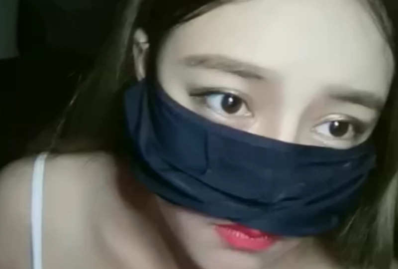 国产自拍奶大肤白深夜里的激情!