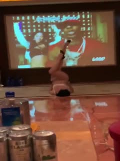 国产自拍和几个老同学聚会去KTV玩看模特跳脱衣钢管舞长得像思聪的背心哥真幸运被赤裸的模特性挑逗