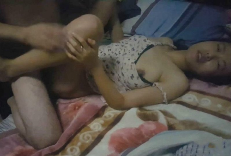 国产自拍【国产馆】经常体验刺激的小夫妻约男同事家中一起玩3P 迫不及待抱起