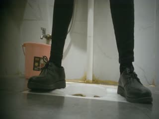 自拍,偷拍,泄密【精品推荐】某高档餐厅女厕偷拍多位年轻美女嘘嘘