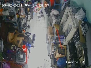 自拍,偷拍,泄密黑客破解网络摄像头监控偷拍❤️电器维修点小夫妻在门店里啪啪老公貌似还拿手机自拍