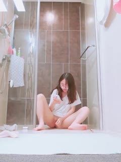 自拍,偷拍,泄密浴室暗藏摄像头本想偷拍表姐洗澡,意外拍到表姐在里面和男友视频聊天还自慰给男友看