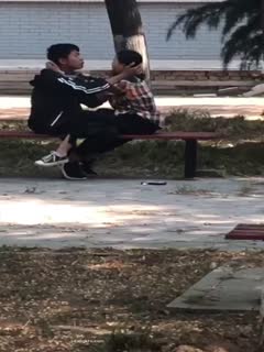 自拍,偷拍,泄密【新瓜】山东cj大学⭐校园凉椅上情侣干柴烈火无视周围人的存在 激情澎湃