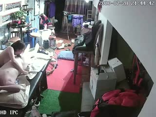 自拍,偷拍,泄密黑客破解家庭网络摄像头偷拍年轻小夫妻洗完澡在杂乱的的沙发床上六九做爱
