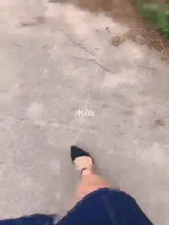 国产自拍美女主播为礼物勾引健身教练到公园,有人路过吓得把鸡巴拔
