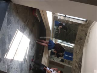 国产自拍倒闭网站流出宾馆大堂女厕近距离偷拍两个高颜值美女嘘嘘