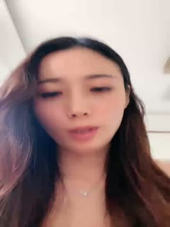 国产直播已婚骚人妻家里没人陪狼友发骚，农村大院屋里骚完院里骚，听狼友指挥互动撩骚揉奶玩逼看特写，精彩不要错过