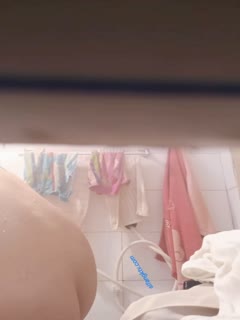 自拍,偷拍,泄密帮隔壁的女生通马桶的时候 偷偷藏了一个摄像头 偷拍她洗澡 身材很有料