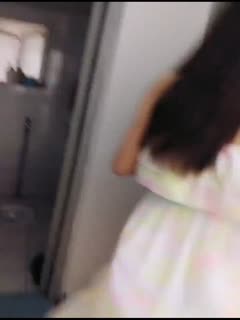 国产自拍性感网红美女下楼取快递时故意找借口把快递员骗到房间说_我一个人住,好想让男人操我,好深啊,,操死我,射逼逼里!